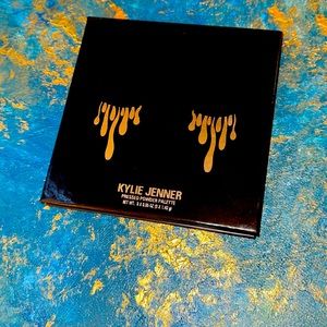 Kylie Jenner KYLIE eyeshadow palette 💋